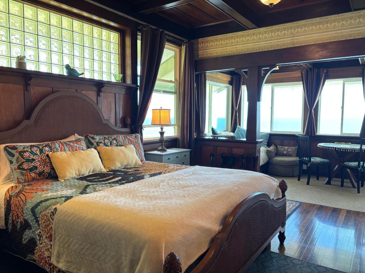 Image: Hilo Bay Oceanfront Bed and Breakfast
