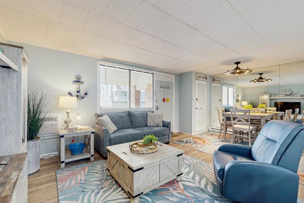 Image: Colonial Condo 102