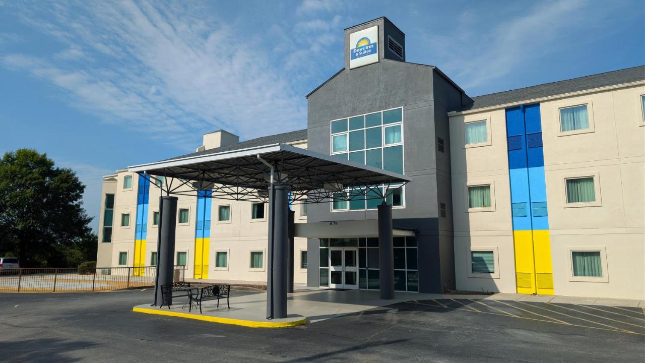 Image: Days Inn & Suites by Wyndham Augusta Near Fort Eisenhower