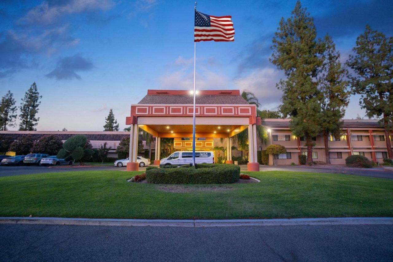 Image: Piccadilly Inn Airport