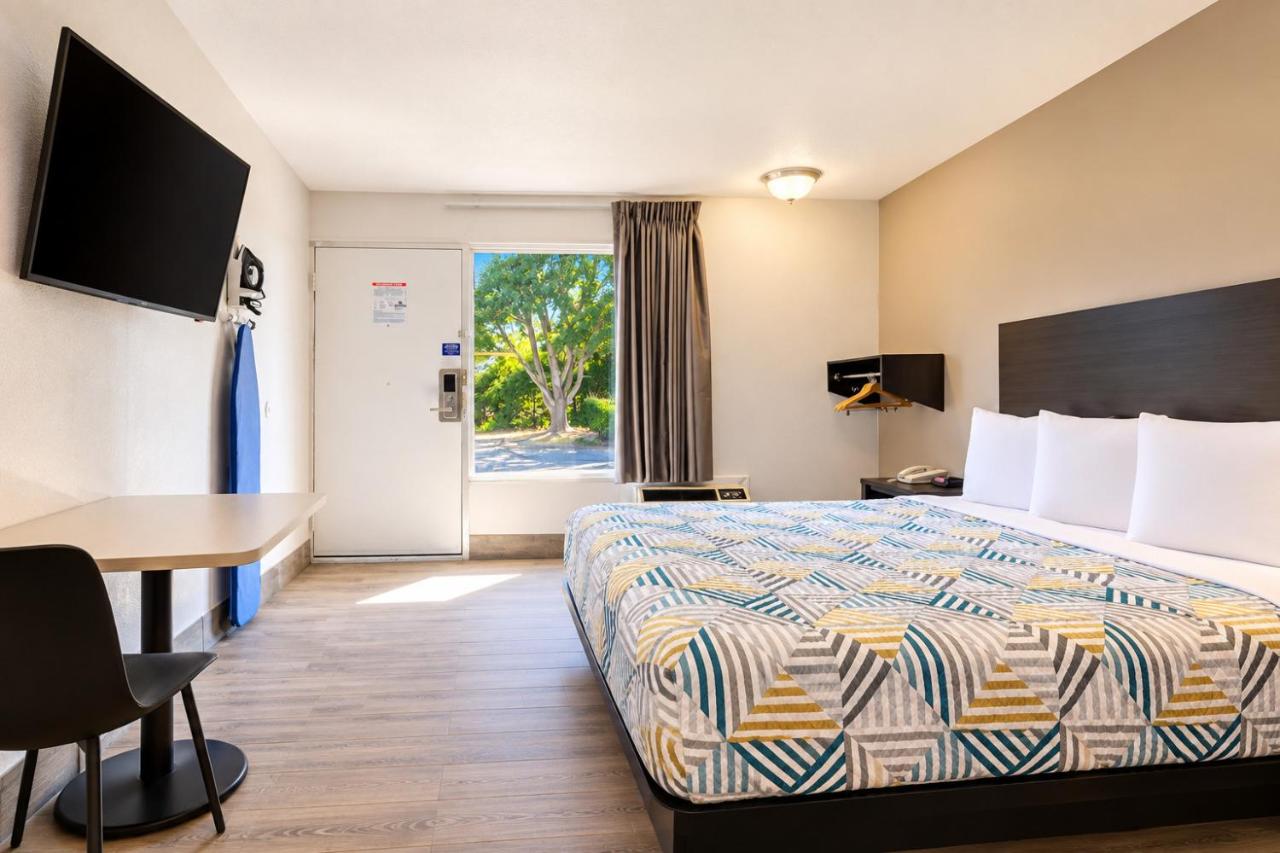 Image: Crestview Inn Branson West by Silver Dollar City