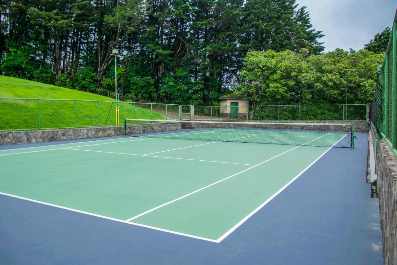 Tennis court: El Establo Mountain Hotel