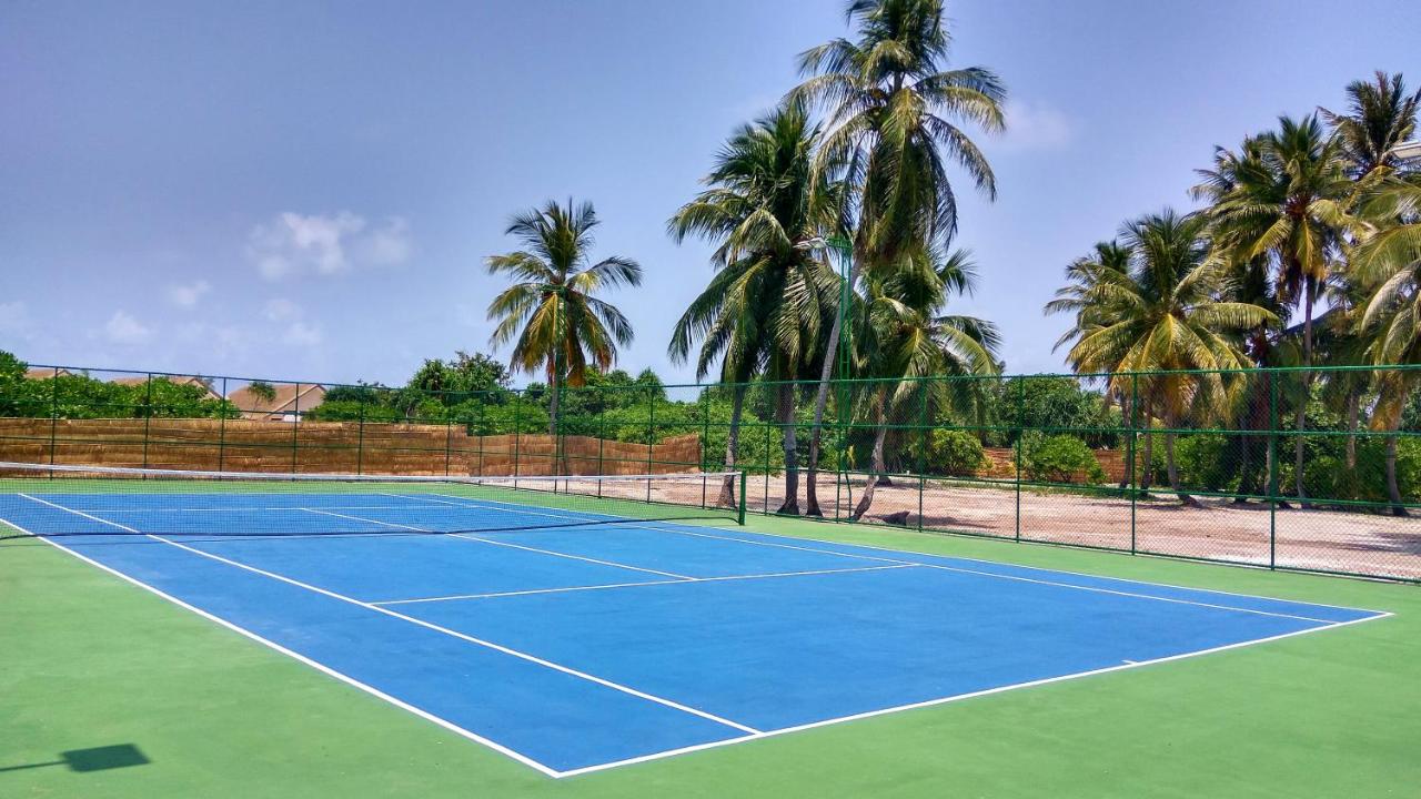 Tennis court: Kudafushi Resort & Spa