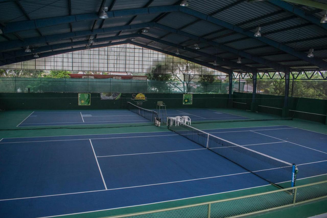 Tennis court: Hotel Suerre