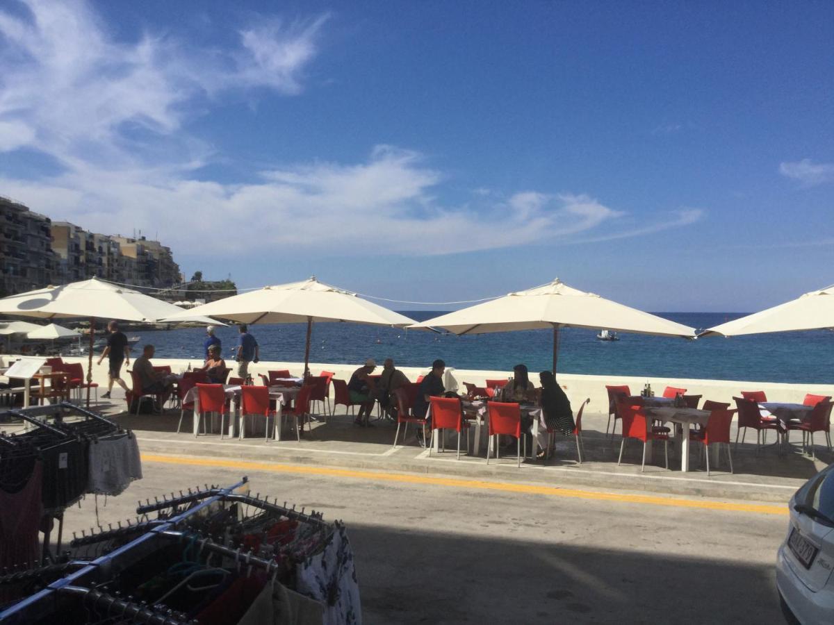 Beach: Beachfront Deluxe Apartment