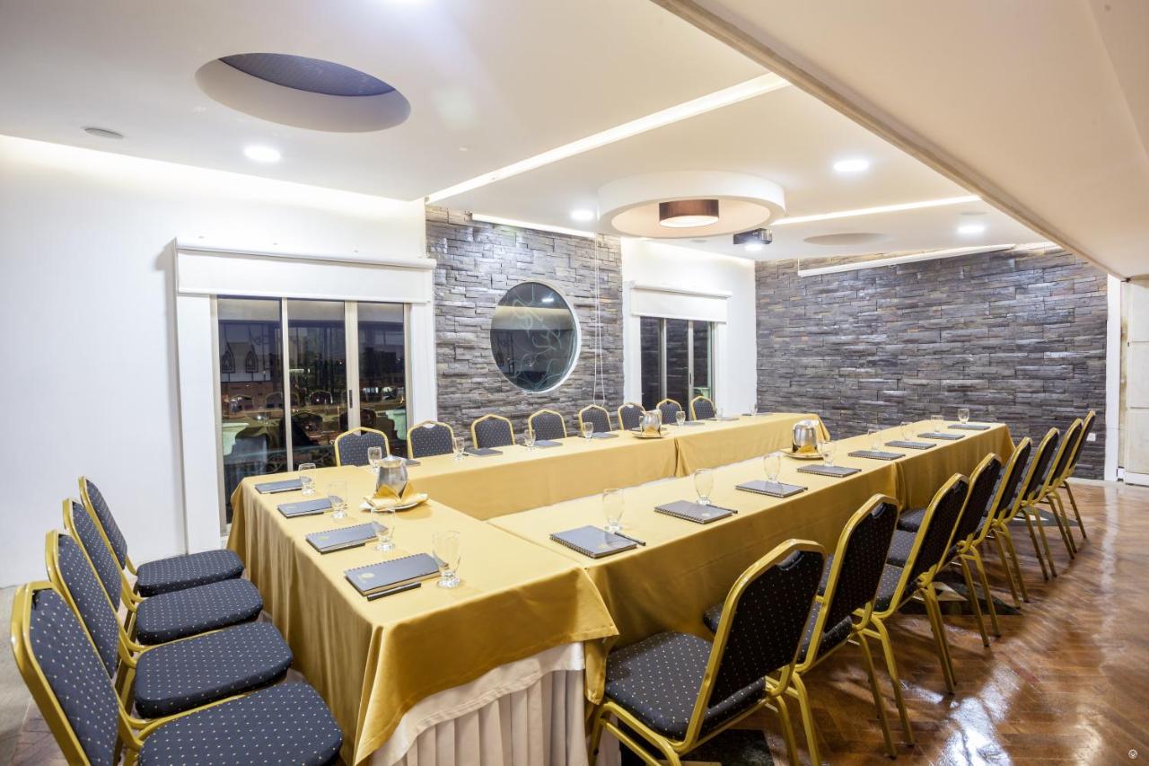 Hotel Embassy Park photo