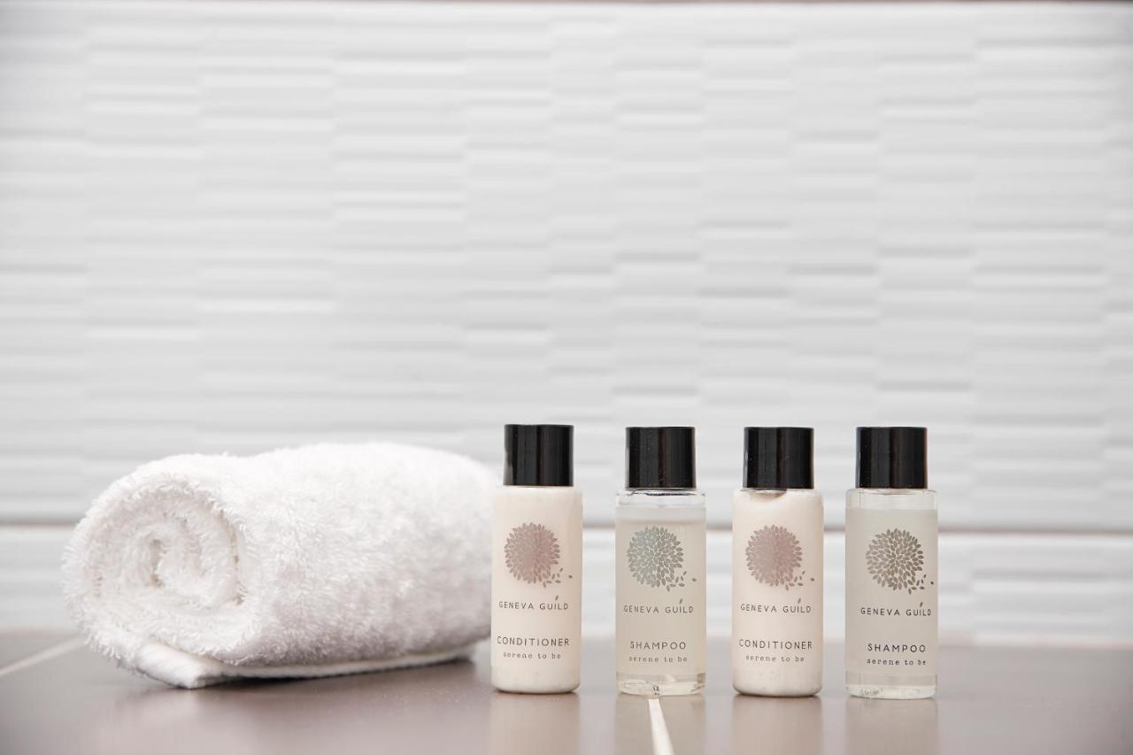 Manos Small World - 3