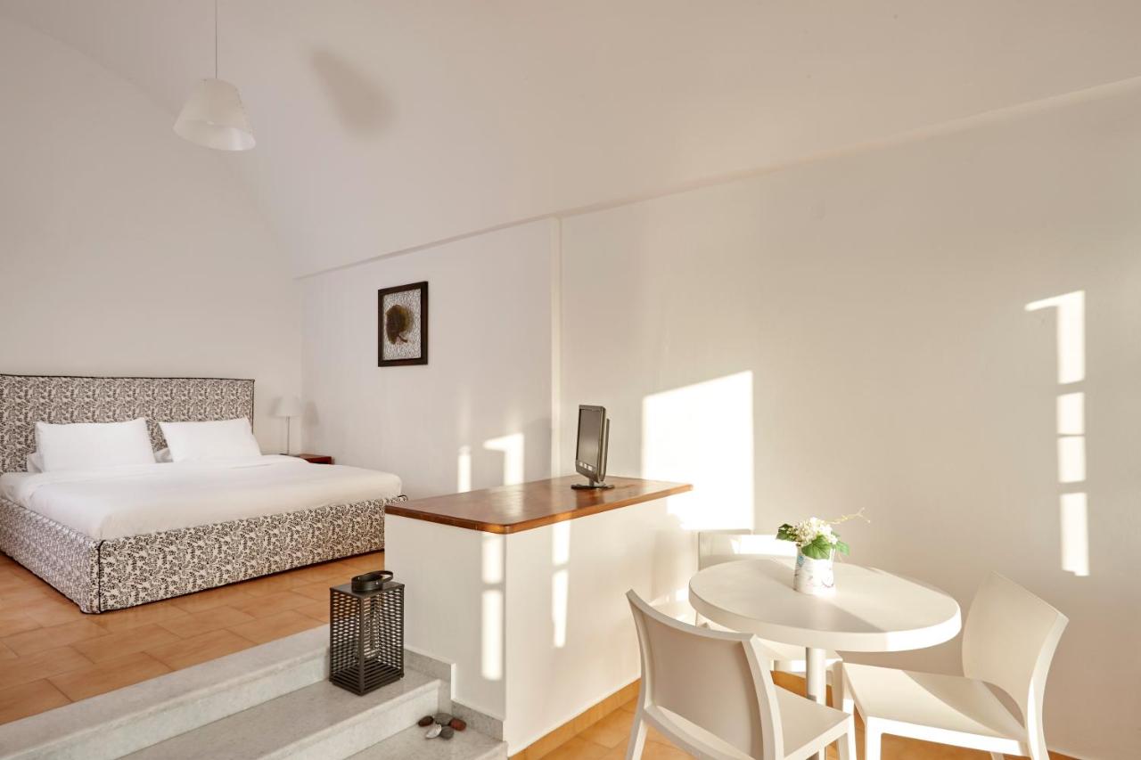 Manos Small World - 2