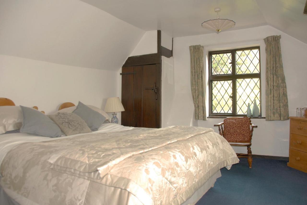 Cleavers Lyng 16th Century Country House - Laterooms
