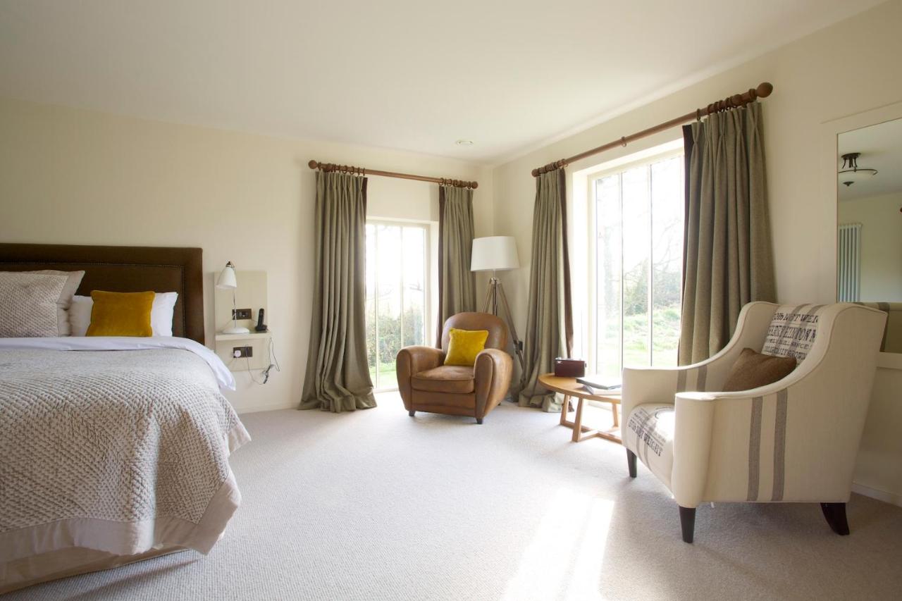 {{ hotelInfo.altText }}