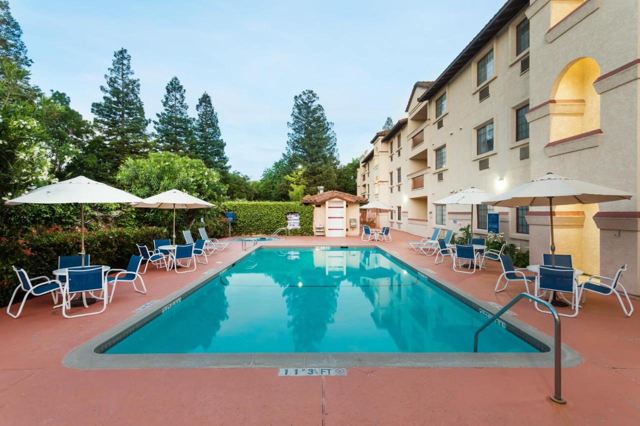 Heated swimming pool: Wyndham Garden Silicon Valley