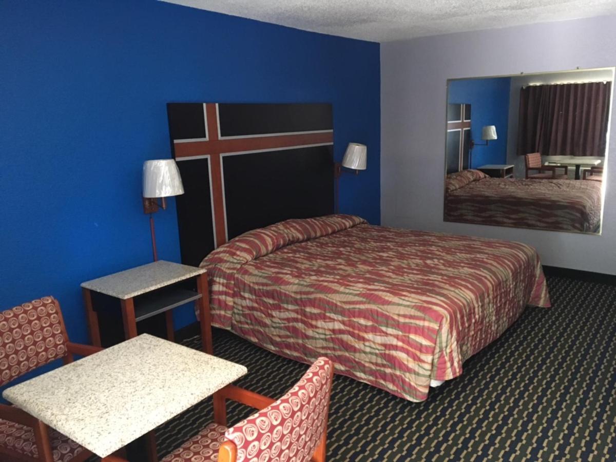 Deluxe Inn — photo 8