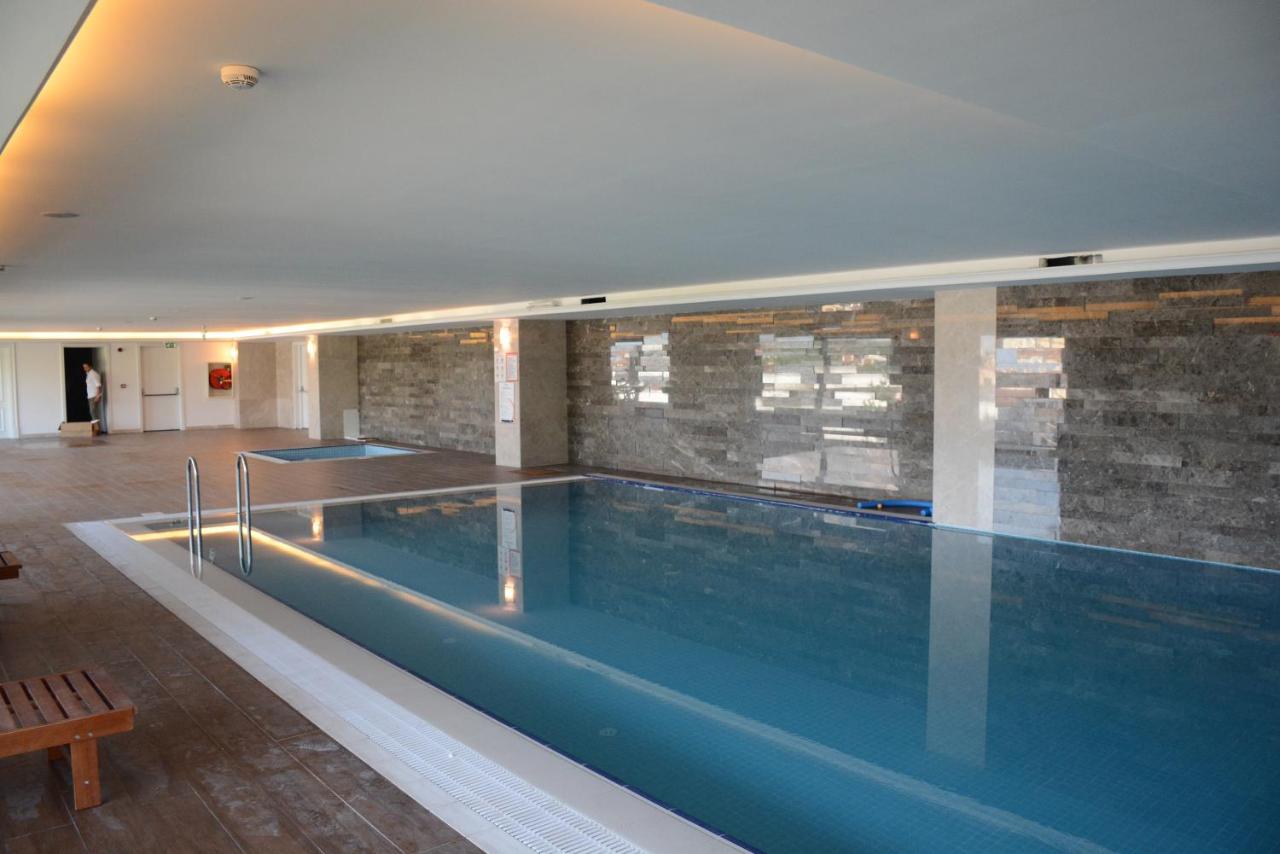 Heated swimming pool: Heybeli Hotel