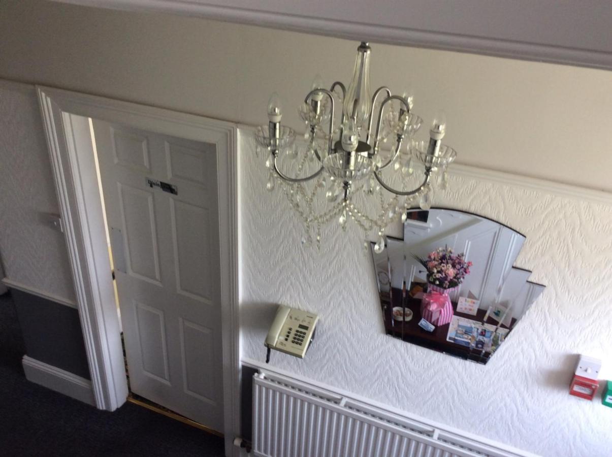 {{ hotelInfo.altText }}