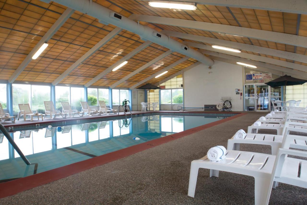 Heated swimming pool: The Tidewater Inn - Cape Cod