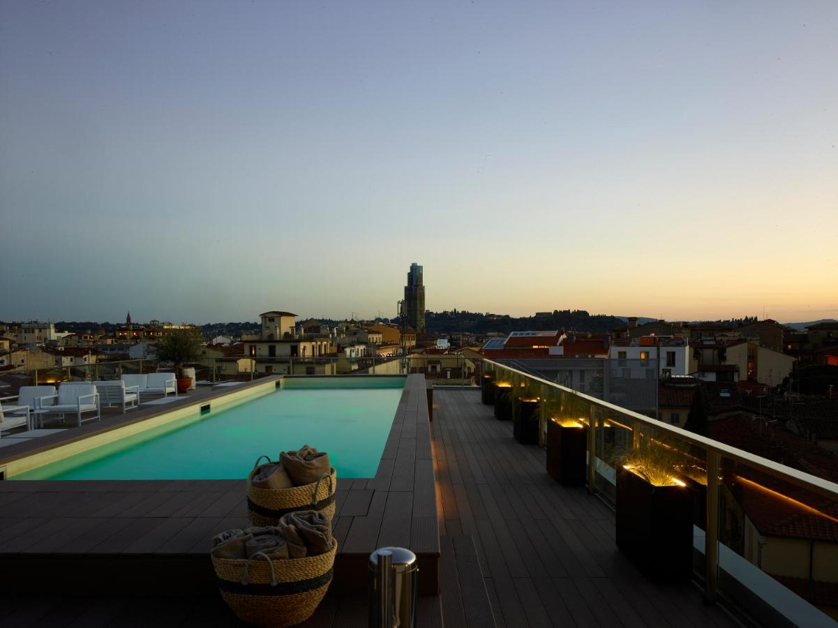 Heated swimming pool: Hotel Glance In Florence