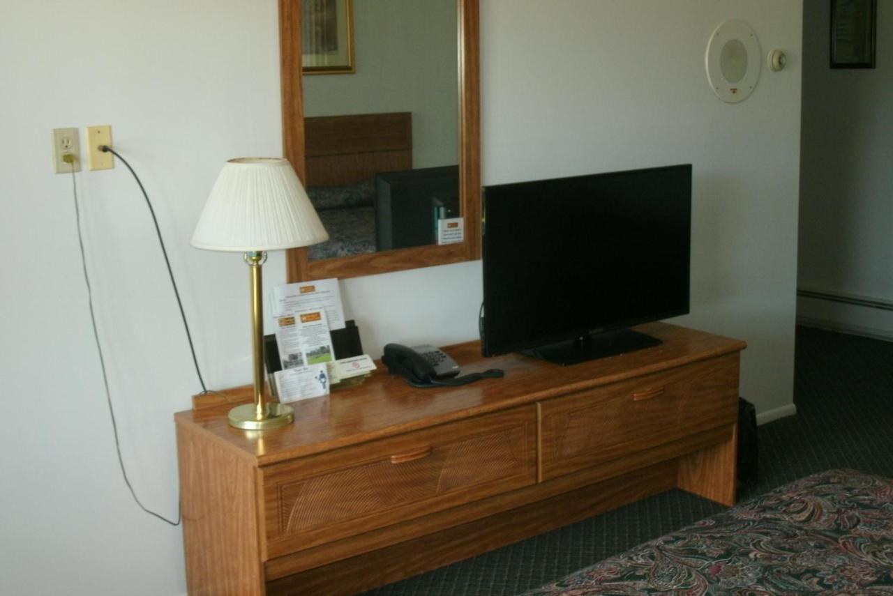Budget Host Inn — photo 16