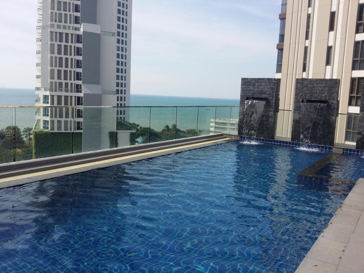 Rooftop swimming pool: Serenity Condo Wongamat by Patsamon
