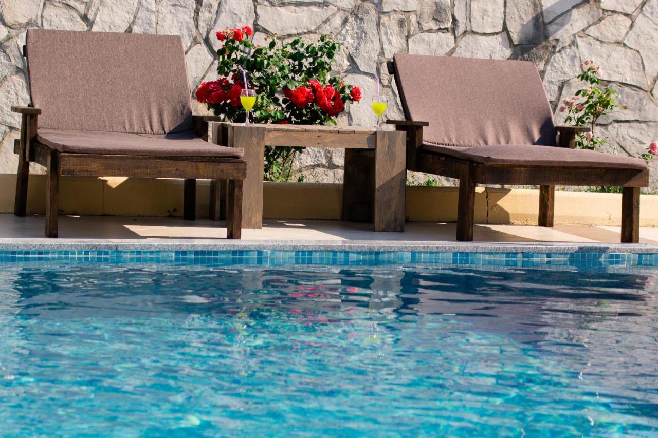 Heated swimming pool: Apartment Oaza