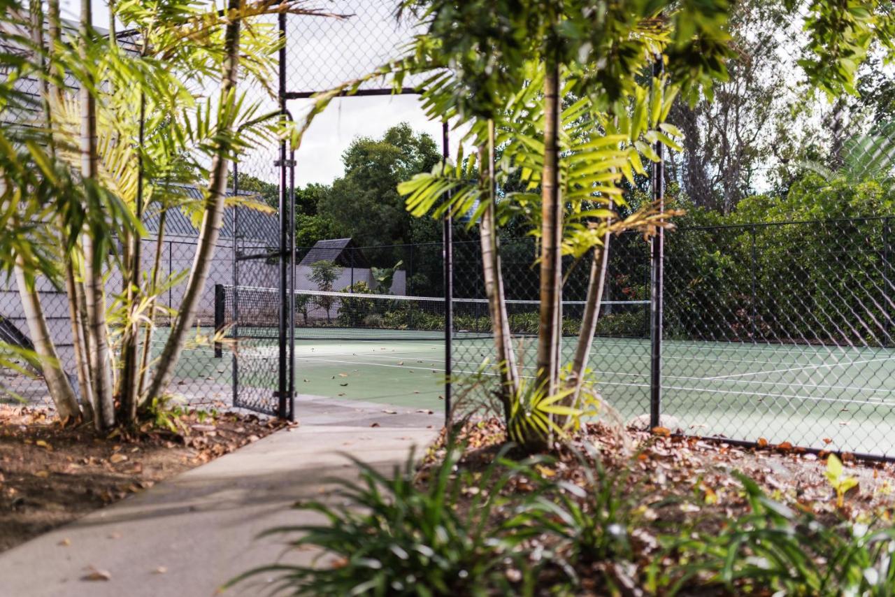 Tennis court: Niramaya Villas and Spa