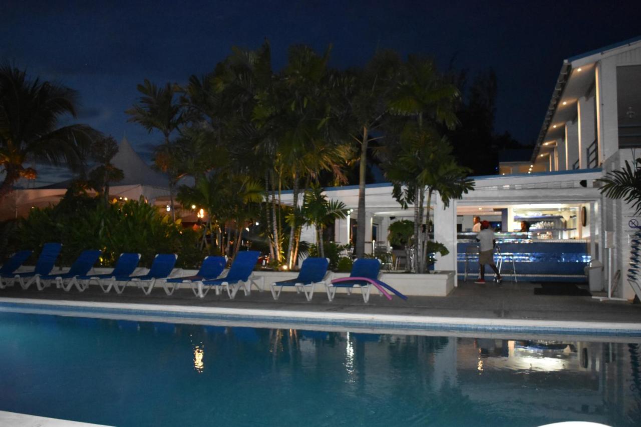 Flamboyant Beach House photo