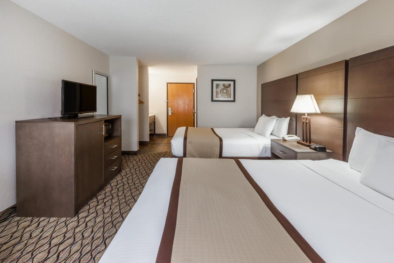 hotels in auburn indiana with jacuzzi in room