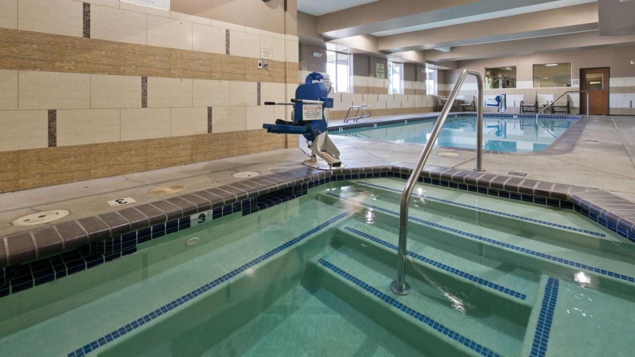 Heated swimming pool: Best Western Plus Port of Camas-Washougal Convention Center