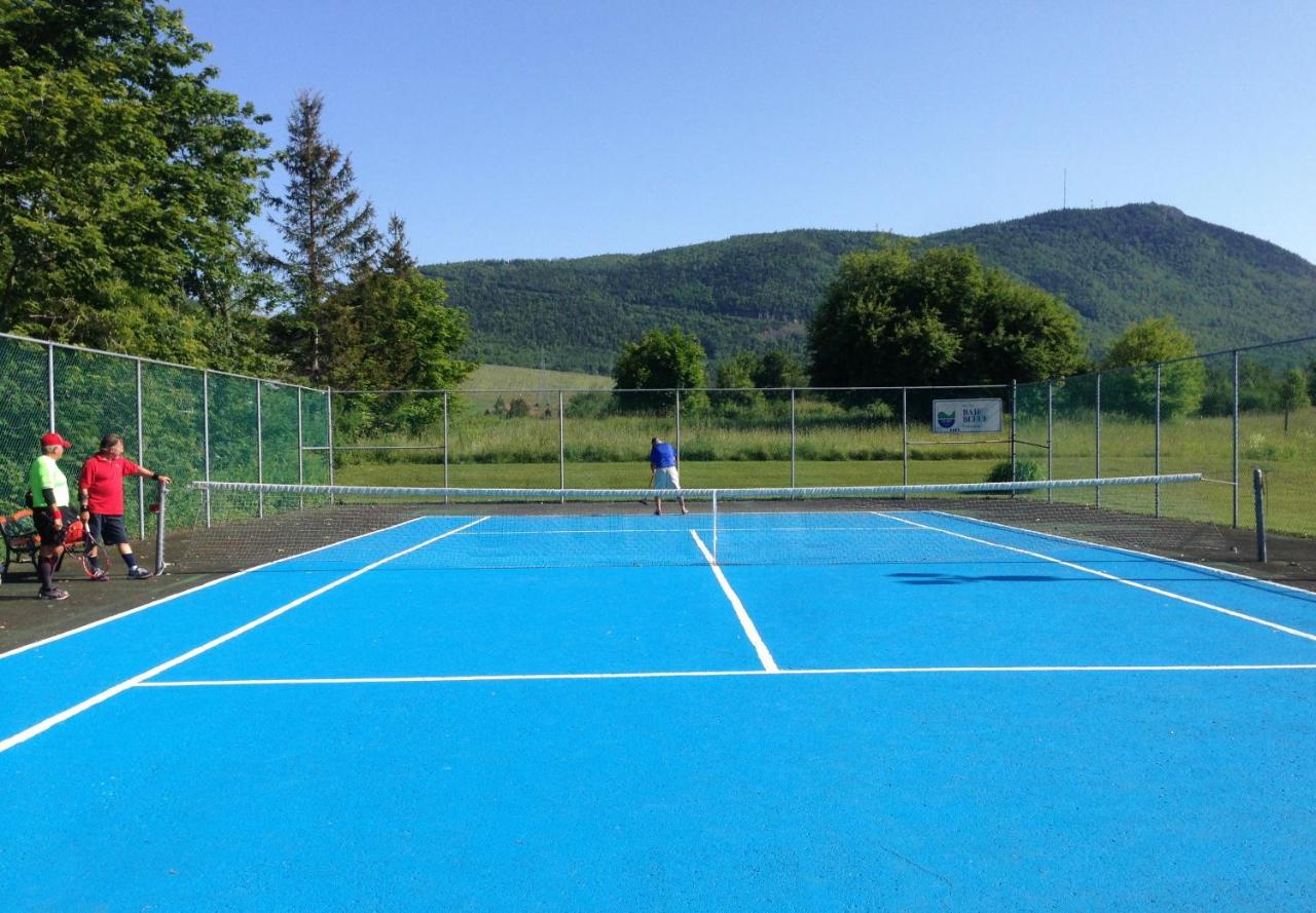 Tennis court: Hostellerie Baie Bleue
