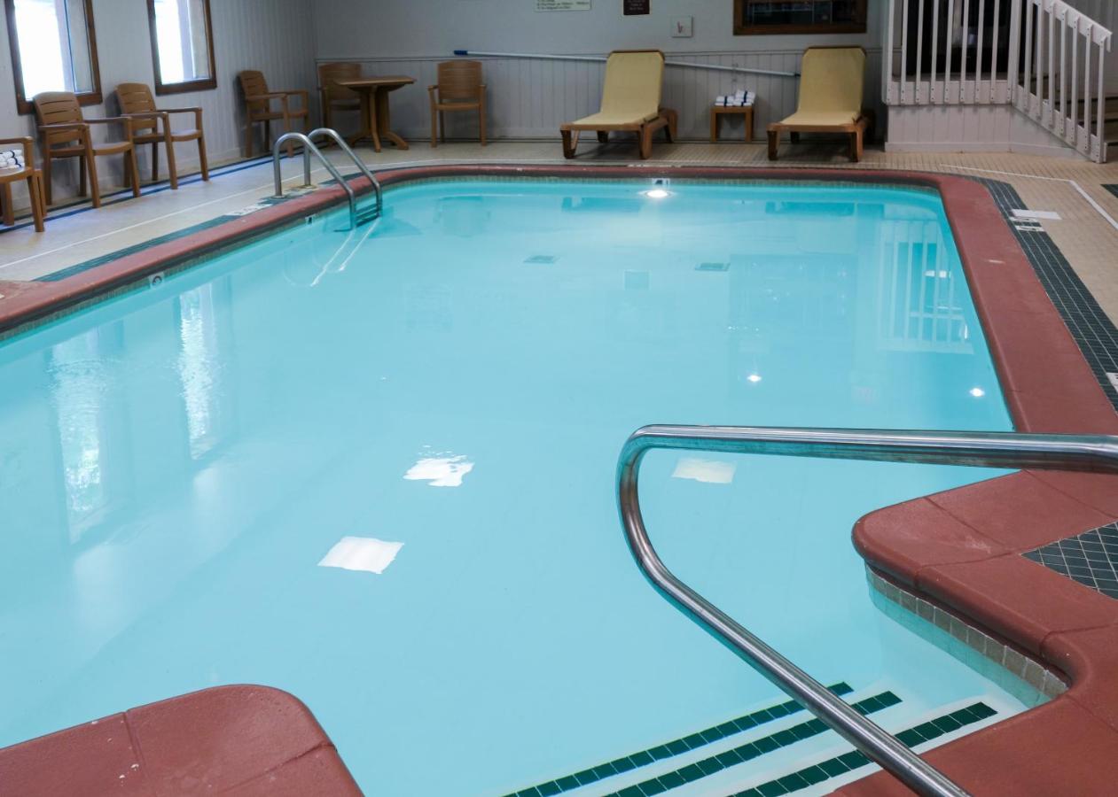 Heated swimming pool: Country Inn & Suites by Radisson, Mishawaka, IN