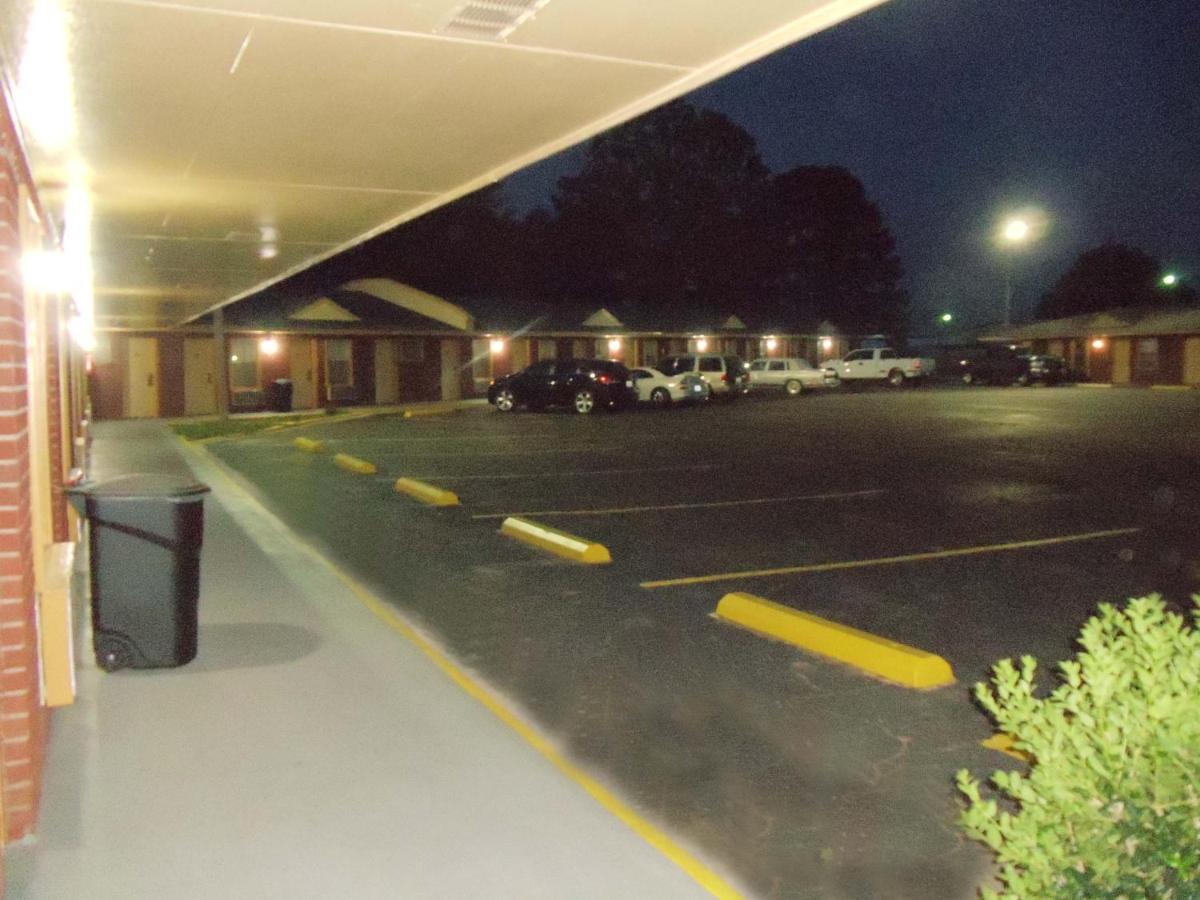 Antlers Budget Inn — photo 14