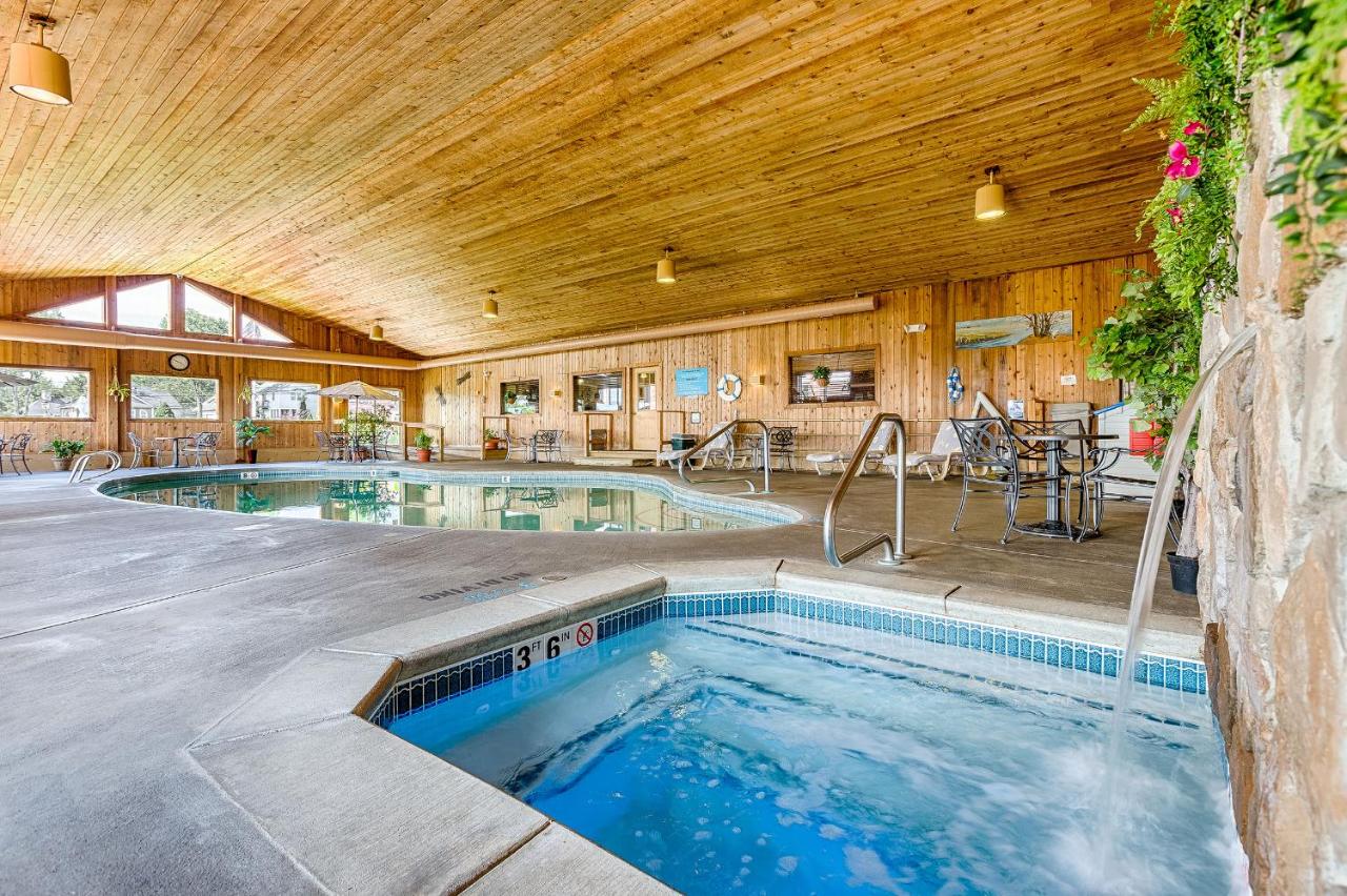 Heated swimming pool: Misty Harbor Resort