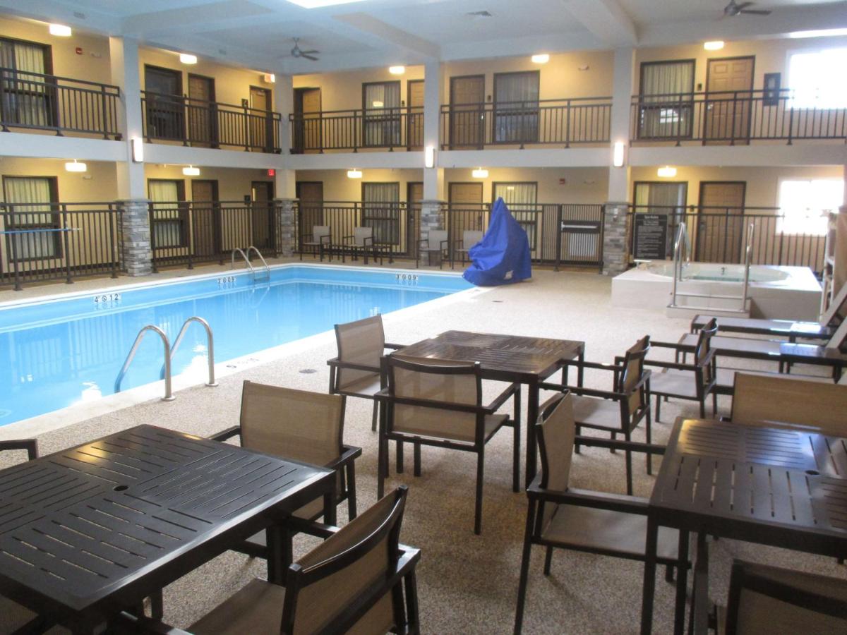 Heated swimming pool: Best Western Harvest Inn & Suites