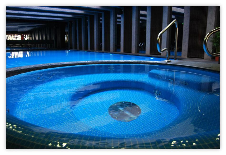 Heated swimming pool: City Gardens Hotel & Wellness