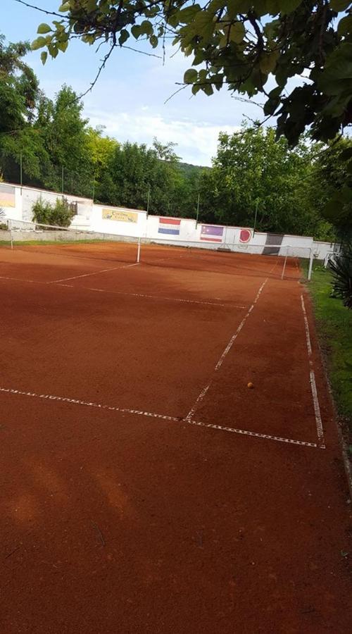 Tennis court: Hotel Rai