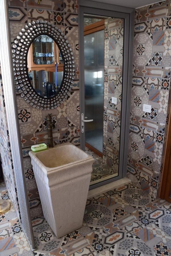 Damask Rose, Lebanese Guest House photo