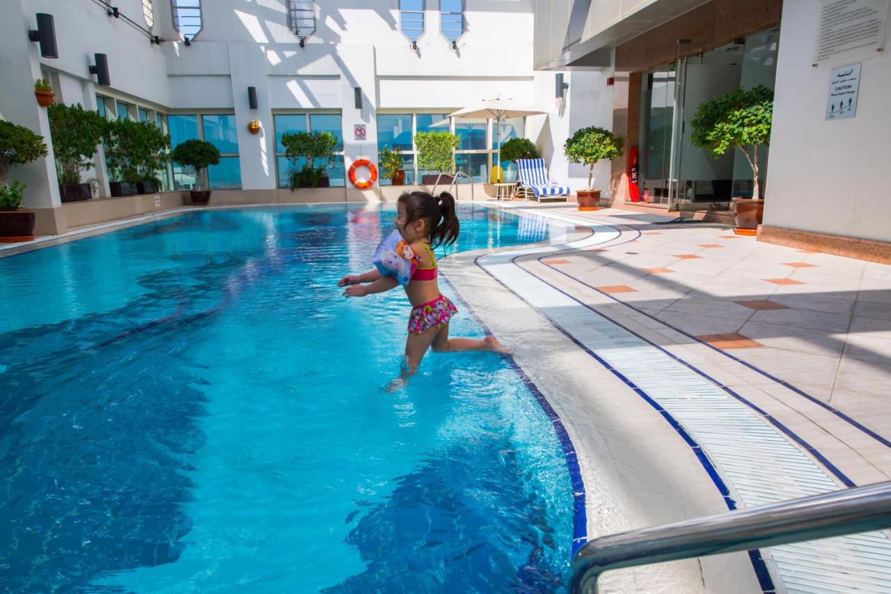 Heated swimming pool: Grand Mercure Abu Dhabi
