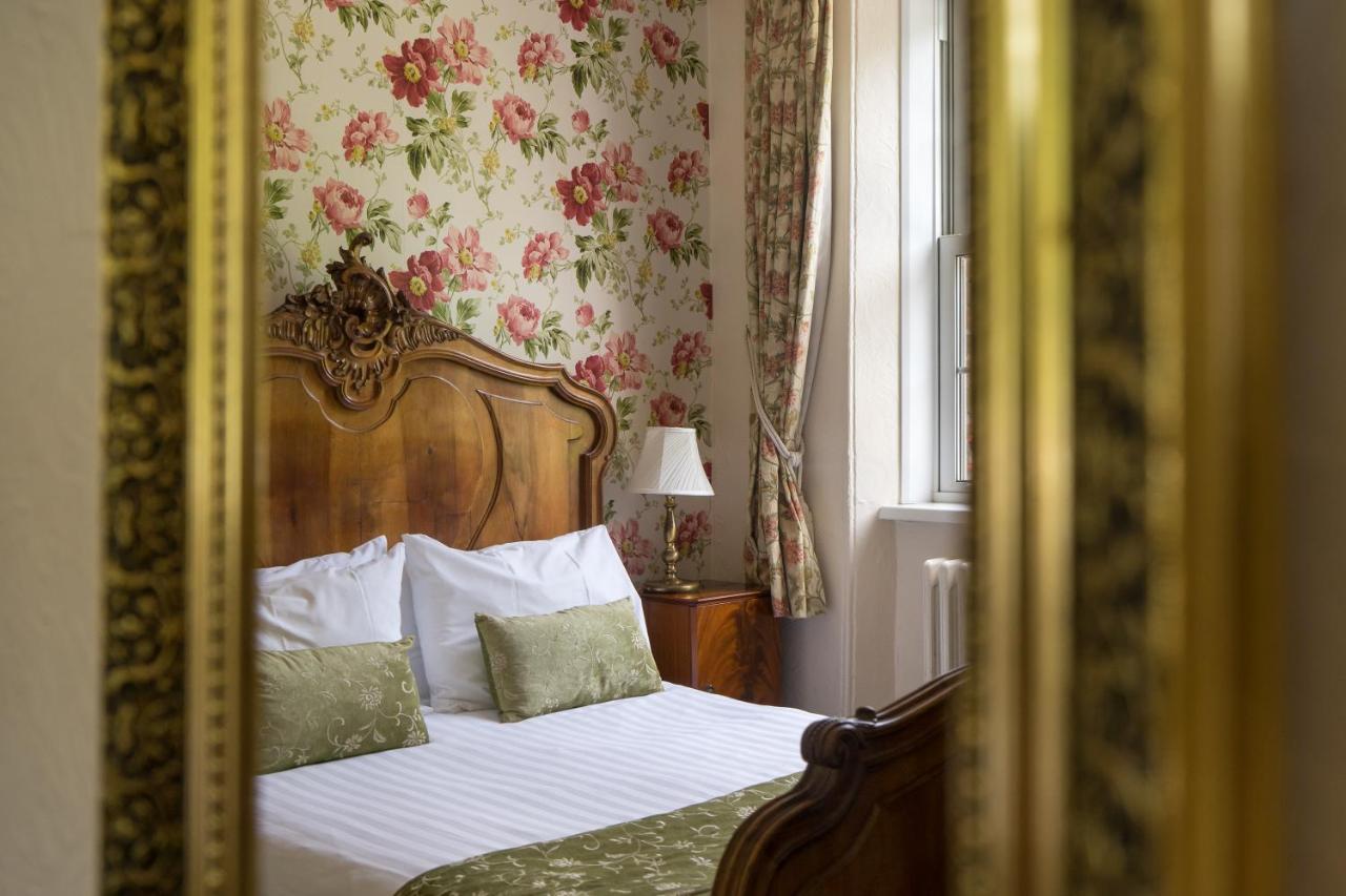 The Fox & Hounds Country Hotel - Laterooms