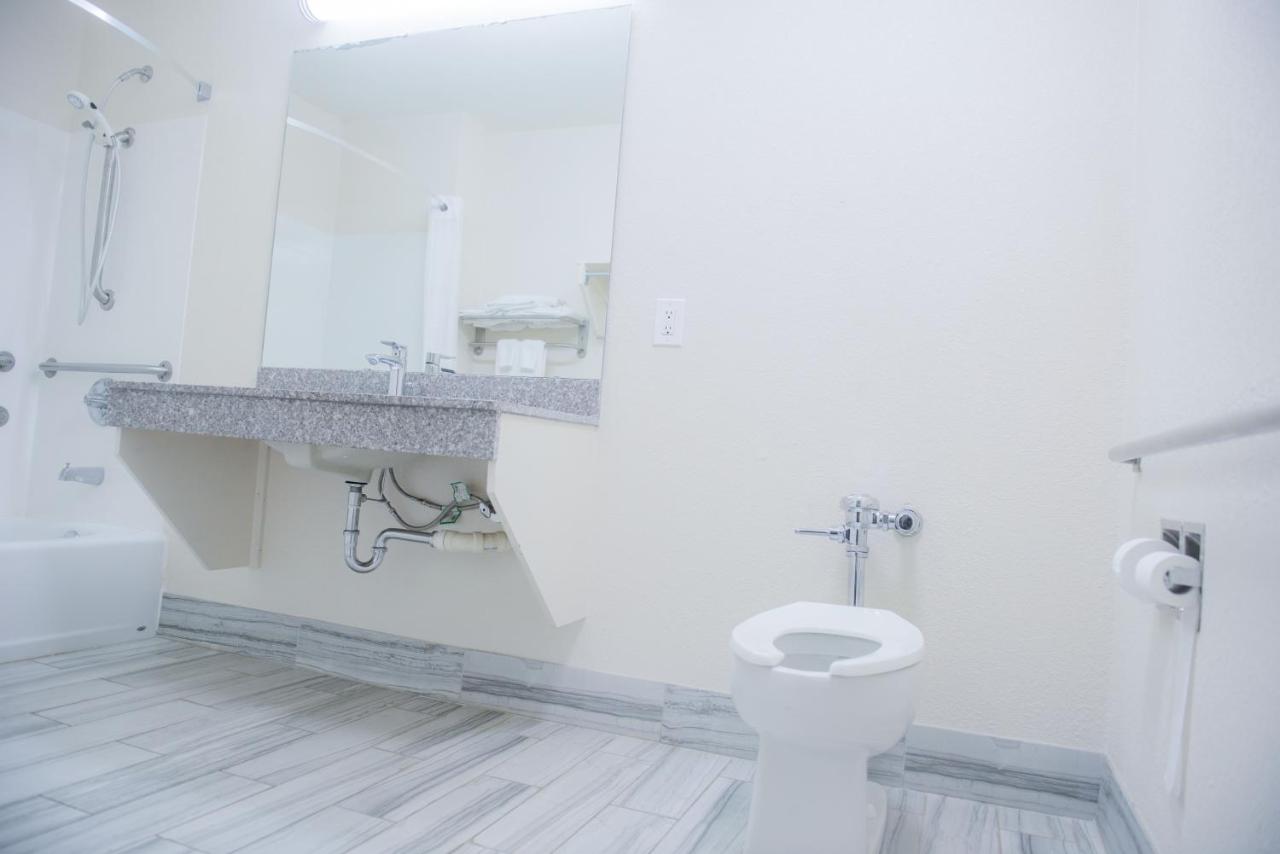 Days Inn & Suites by Wyndham Athens photo