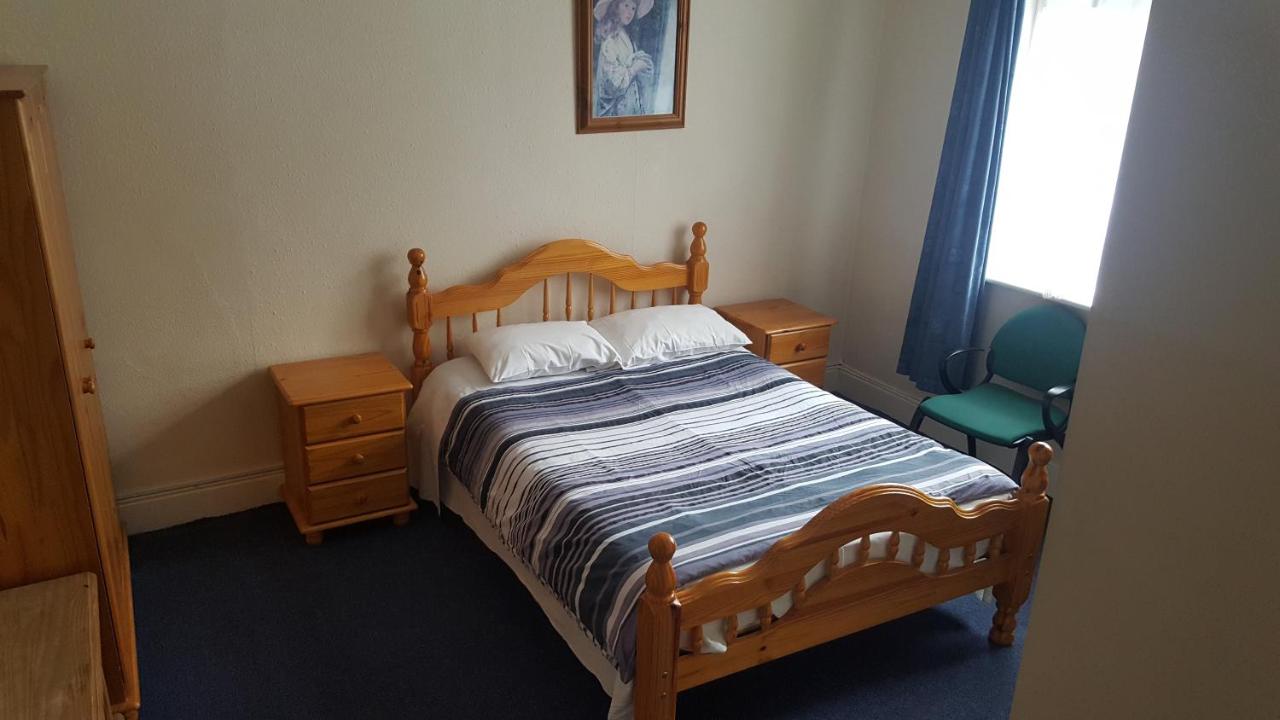 Basic Double Room with Shared Bathroom