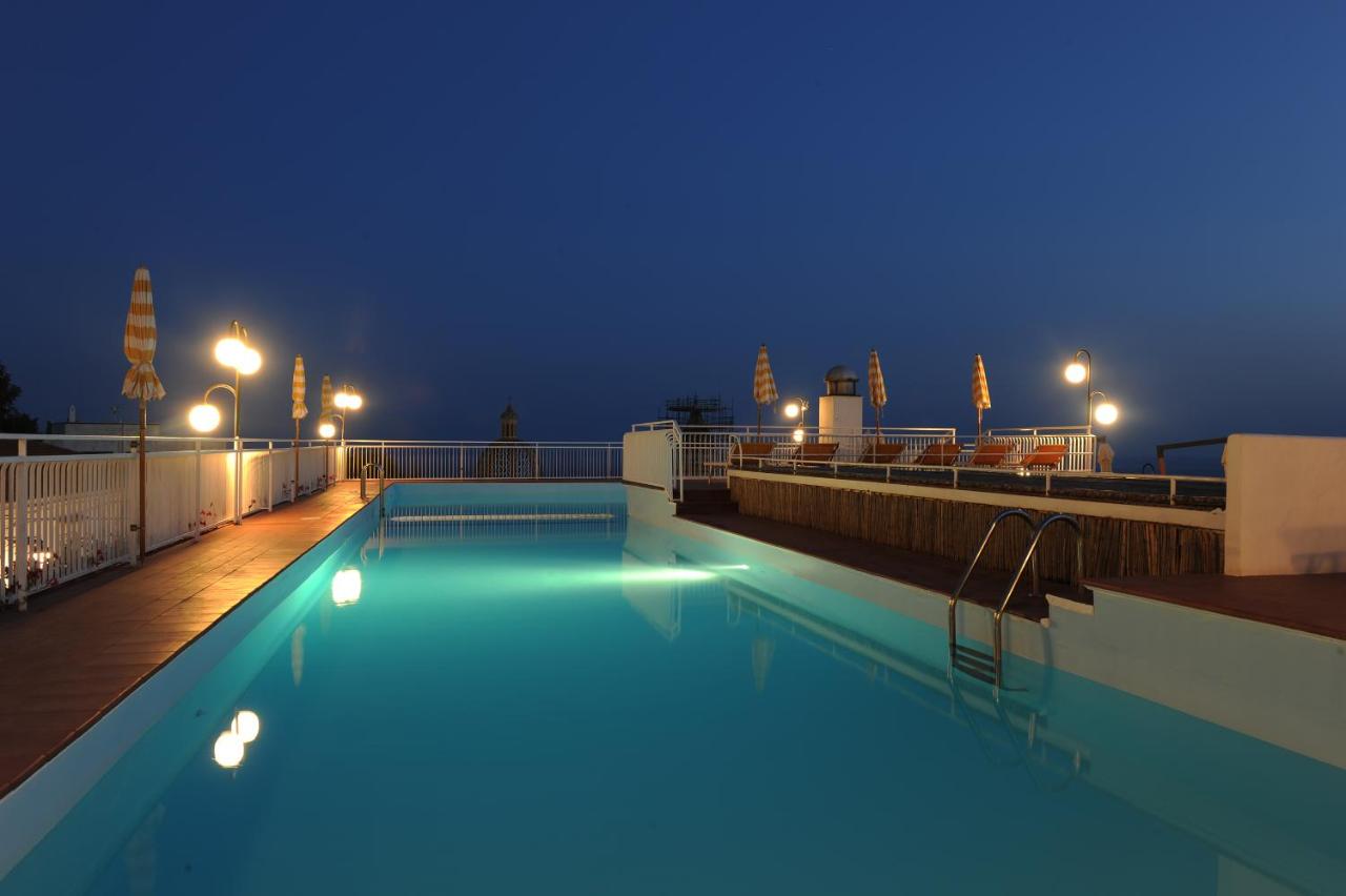 Rooftop swimming pool: Tramonto d'Oro