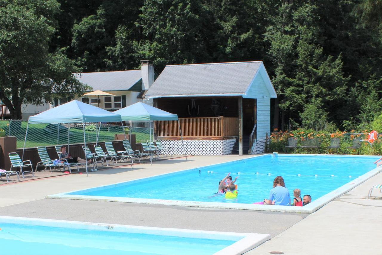 Heated swimming pool: Hill View Motel and Cottages