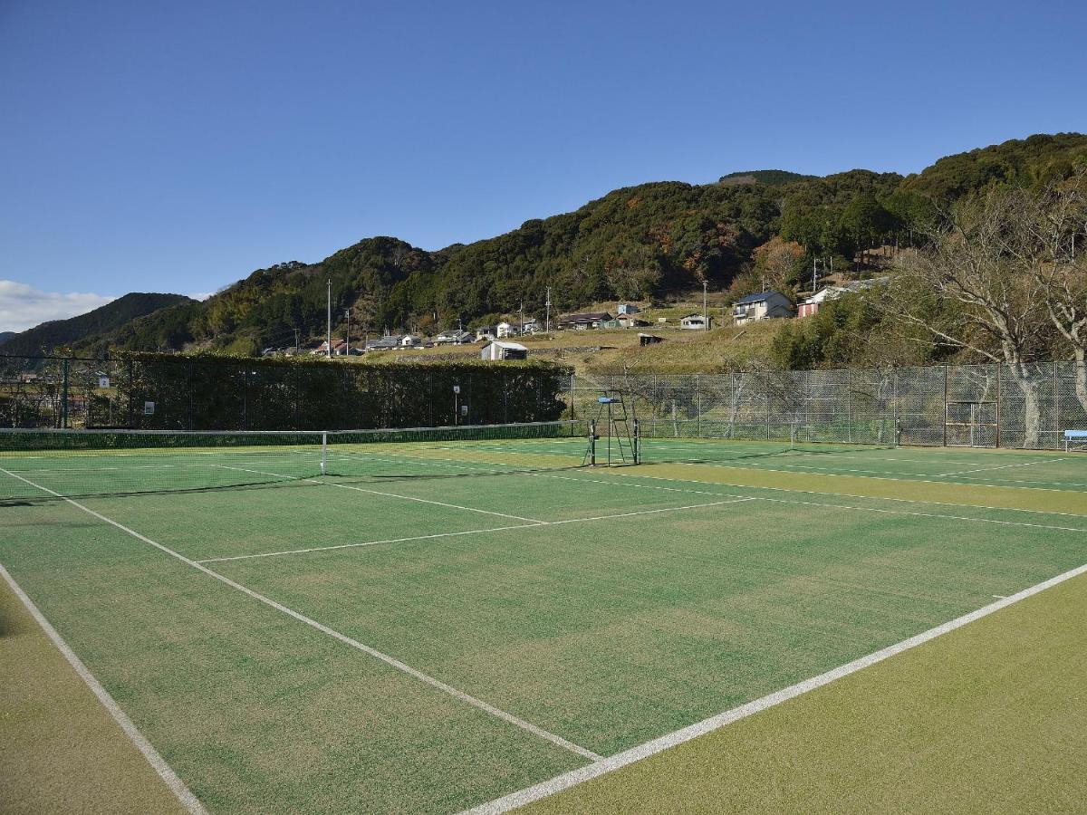 Tennis court: Shimoda Central Hotel