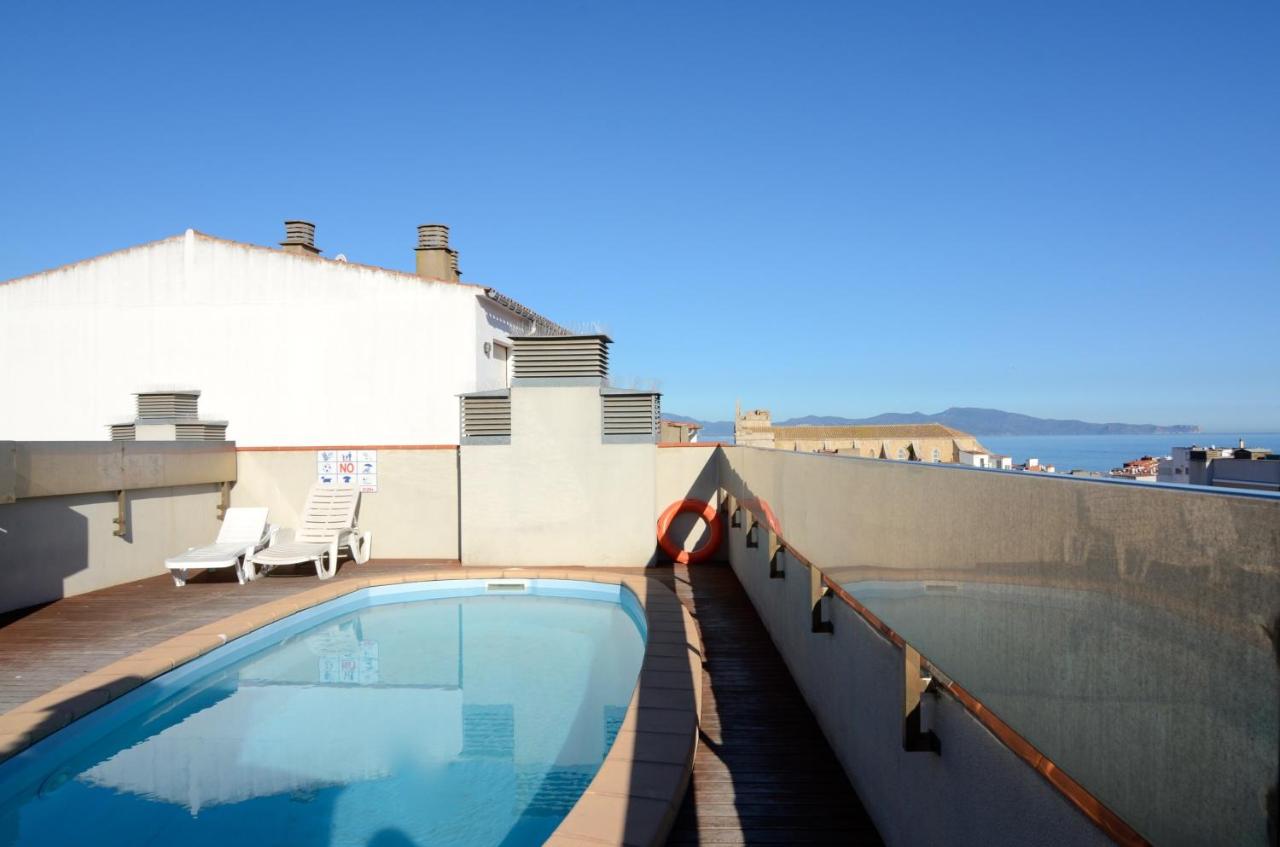 Rooftop swimming pool: Apartamentos Mestral