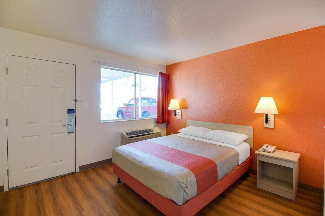 Image: Motel 6-Phoenix, AZ - East