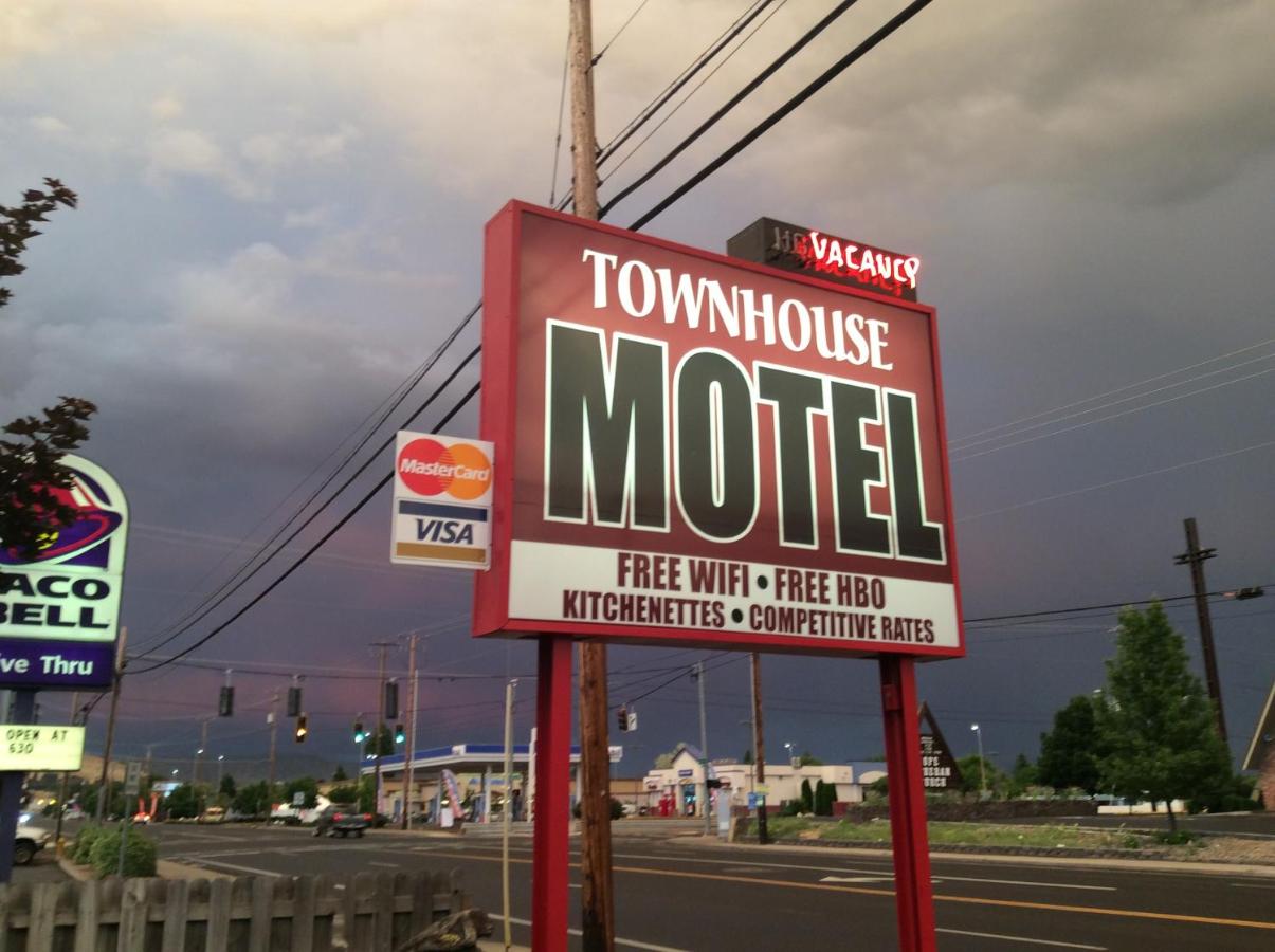 Townhouse Inn & Suites — photo 19
