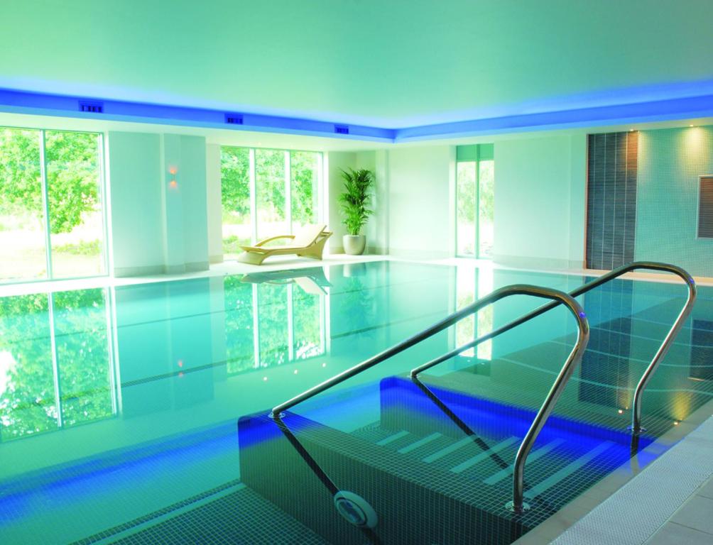 Heated swimming pool: De Vere Cotswold Water Park Apartments