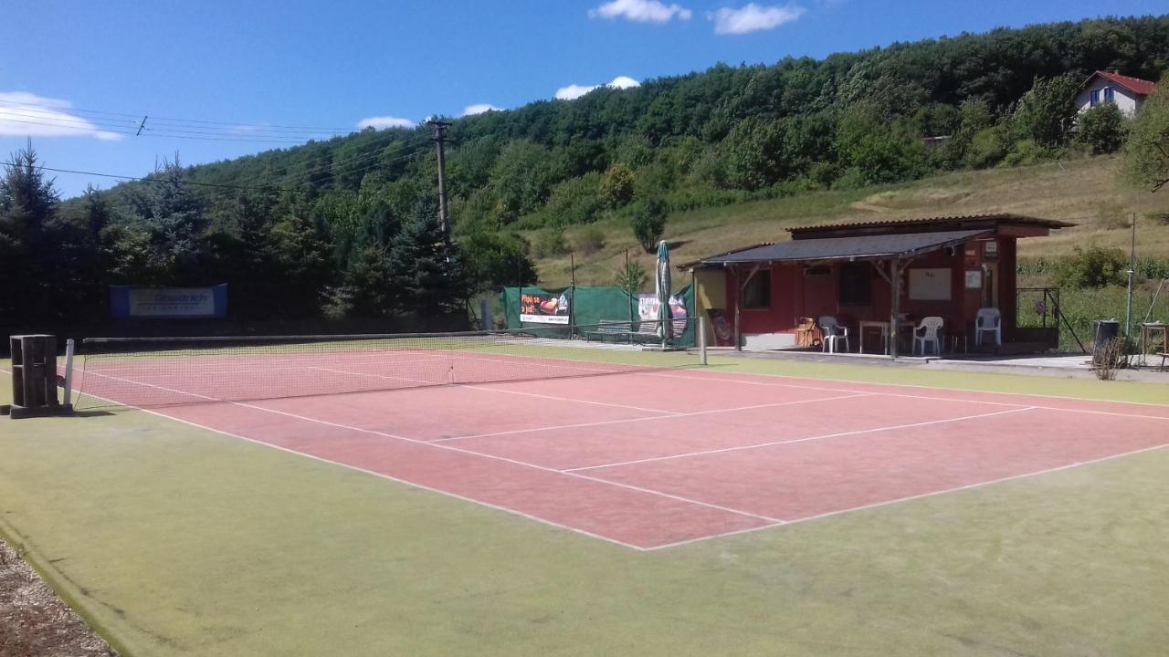 Korty tenisowe: Chalupa Měňany - Karlštejn
