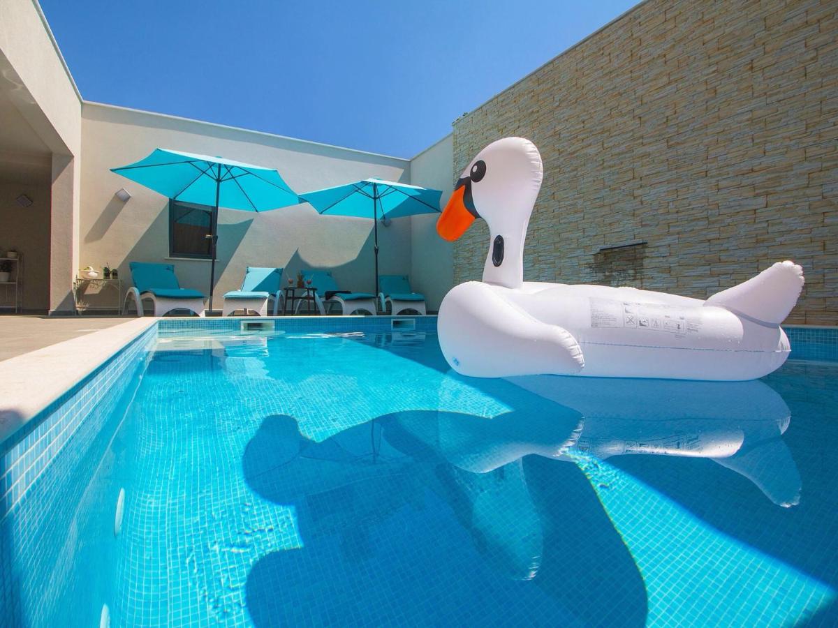 Heated swimming pool: Luxury Rooms Pino