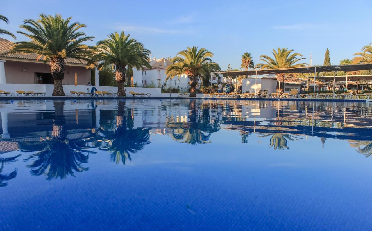 Heated swimming pool: Golden Club Cabanas