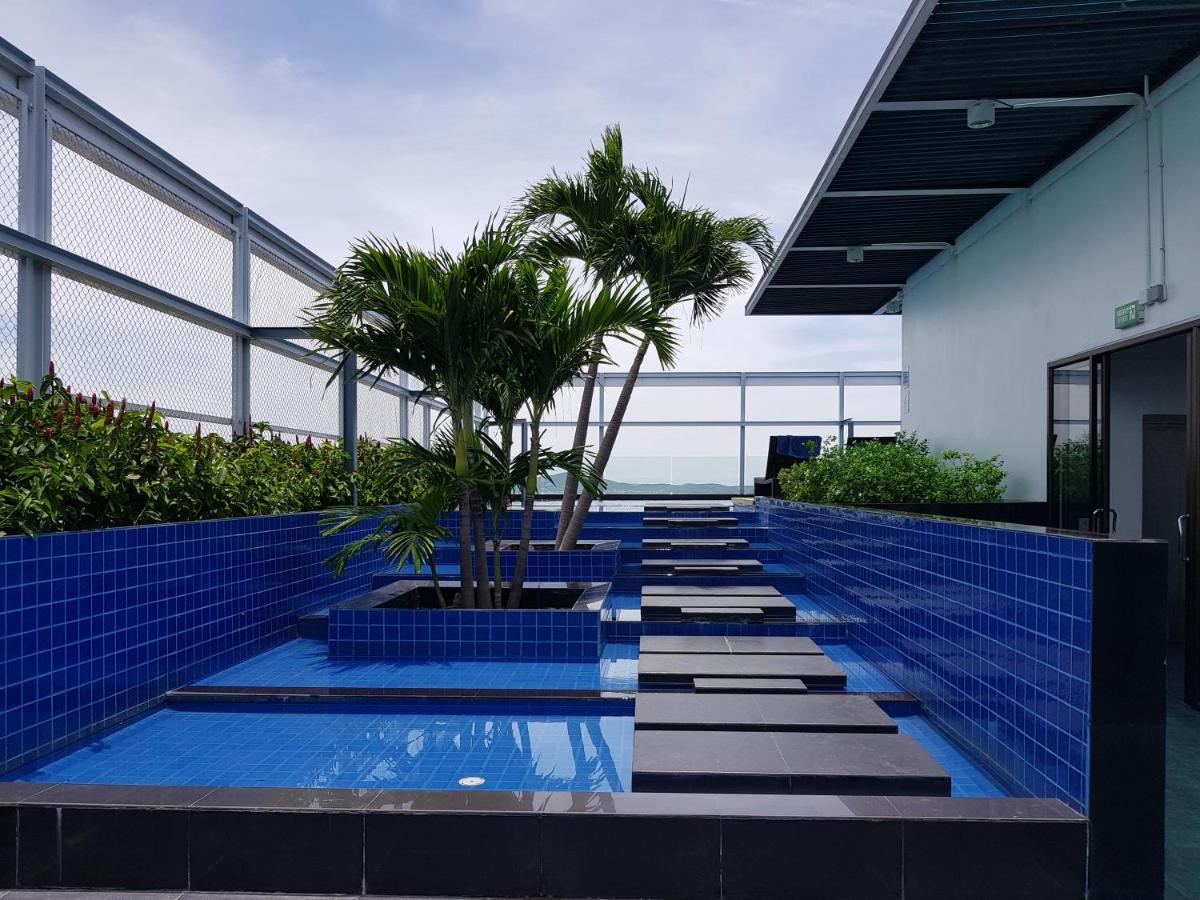 Rooftop swimming pool: Treetop by Patsamon